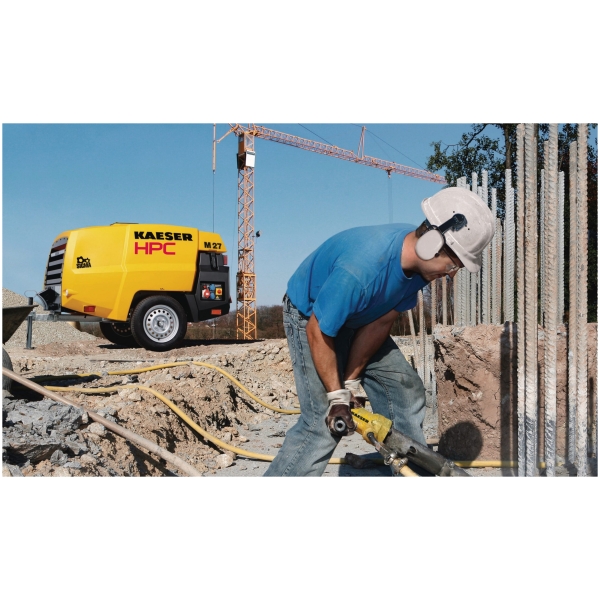 HPC KAESER M 27 PE auf Baustelle mit Arbeiter (1)